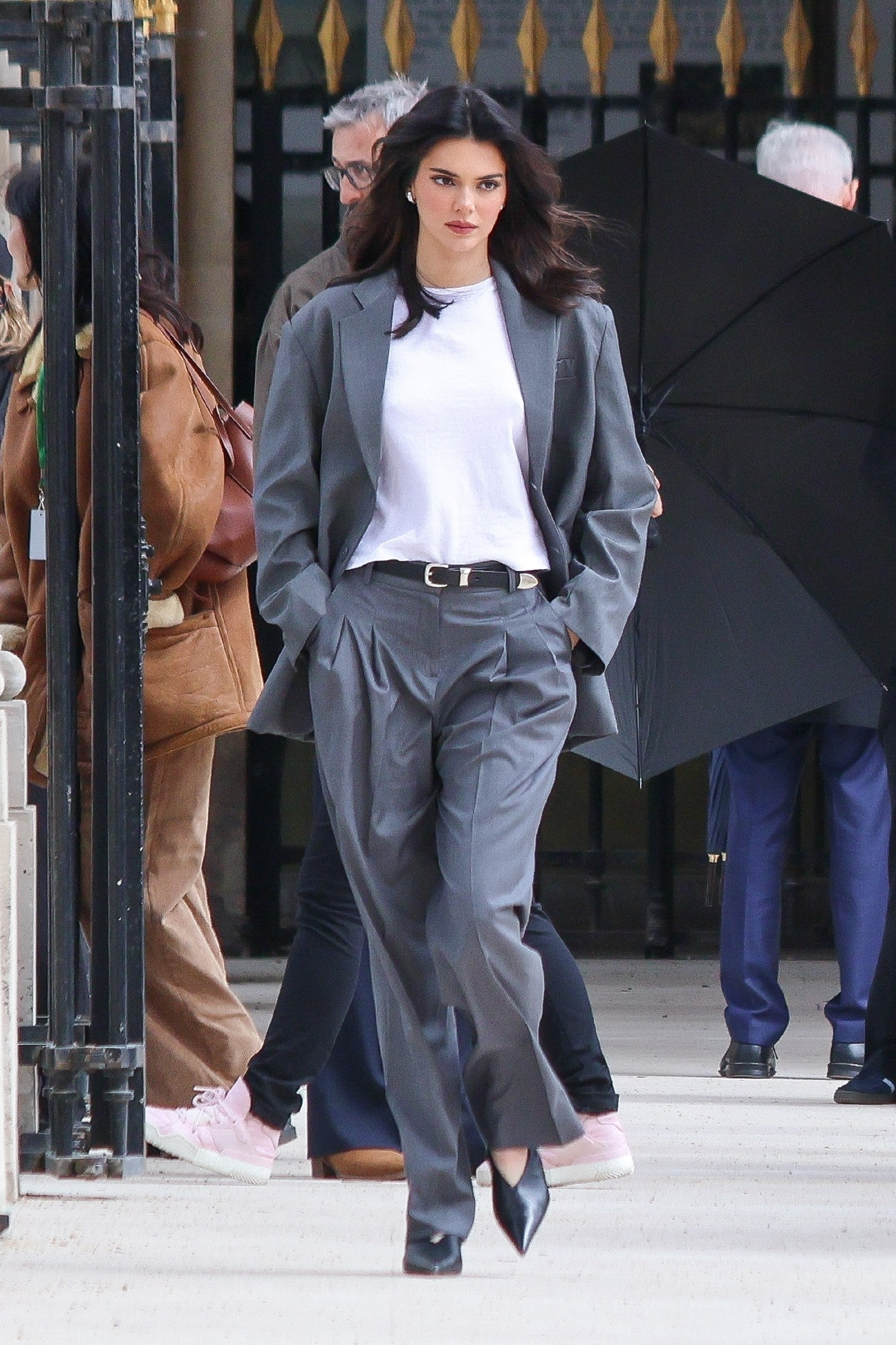 超模肯豆最新街拍,kendall jenner在巴黎街头为某品牌拍摄广告片,穿了