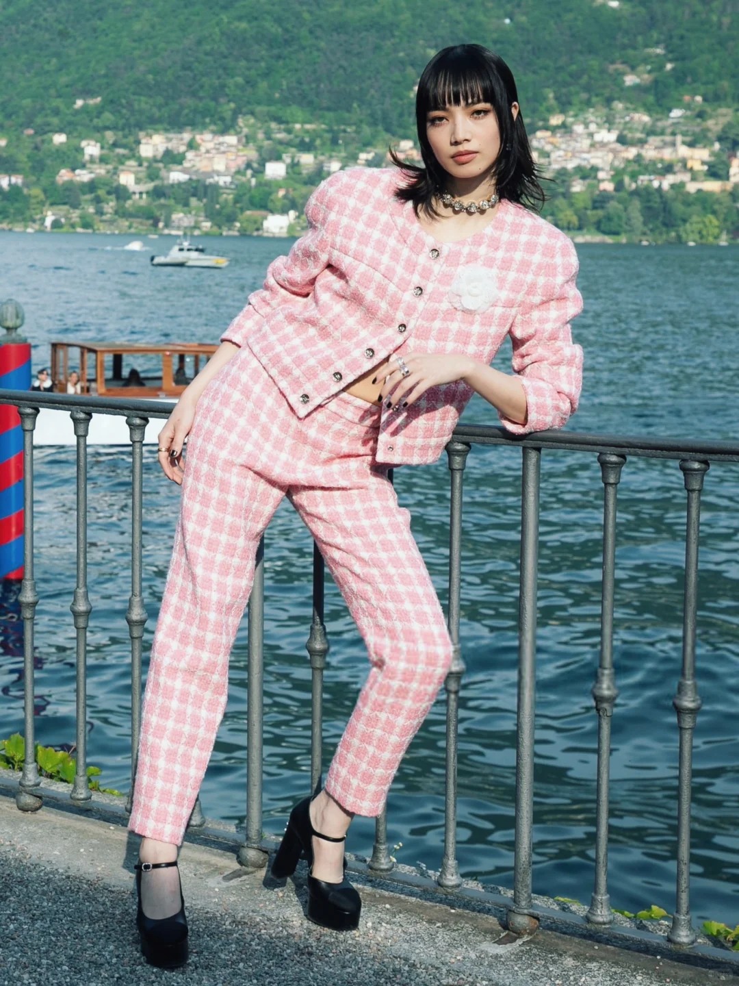 小松菜奈今日亮相chanel 26早春度假系列大秀造型,套装来自25秋冬预告