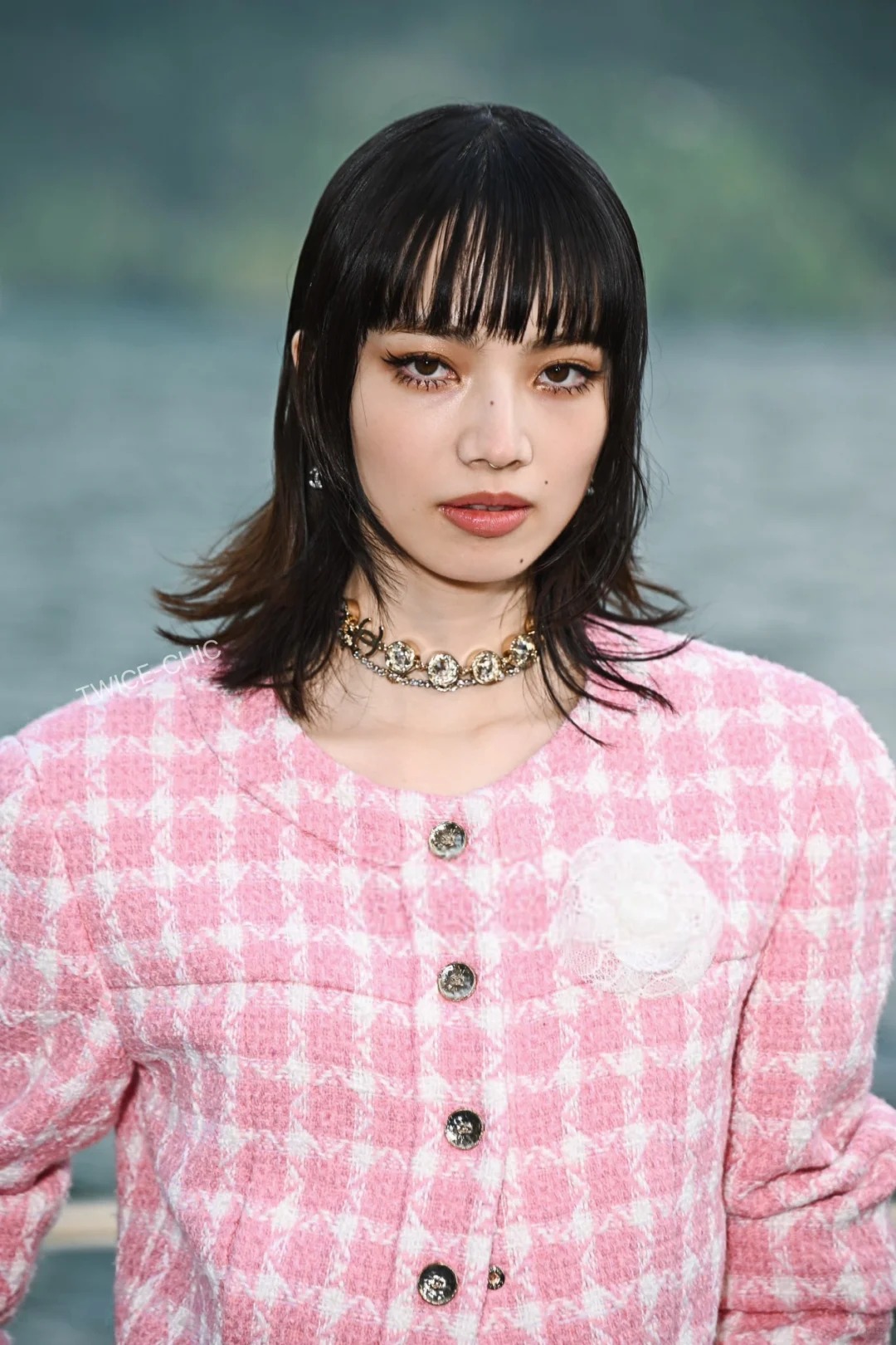 小松菜奈今日亮相chanel 26早春度假系列大秀造型,套装来自25秋冬预告