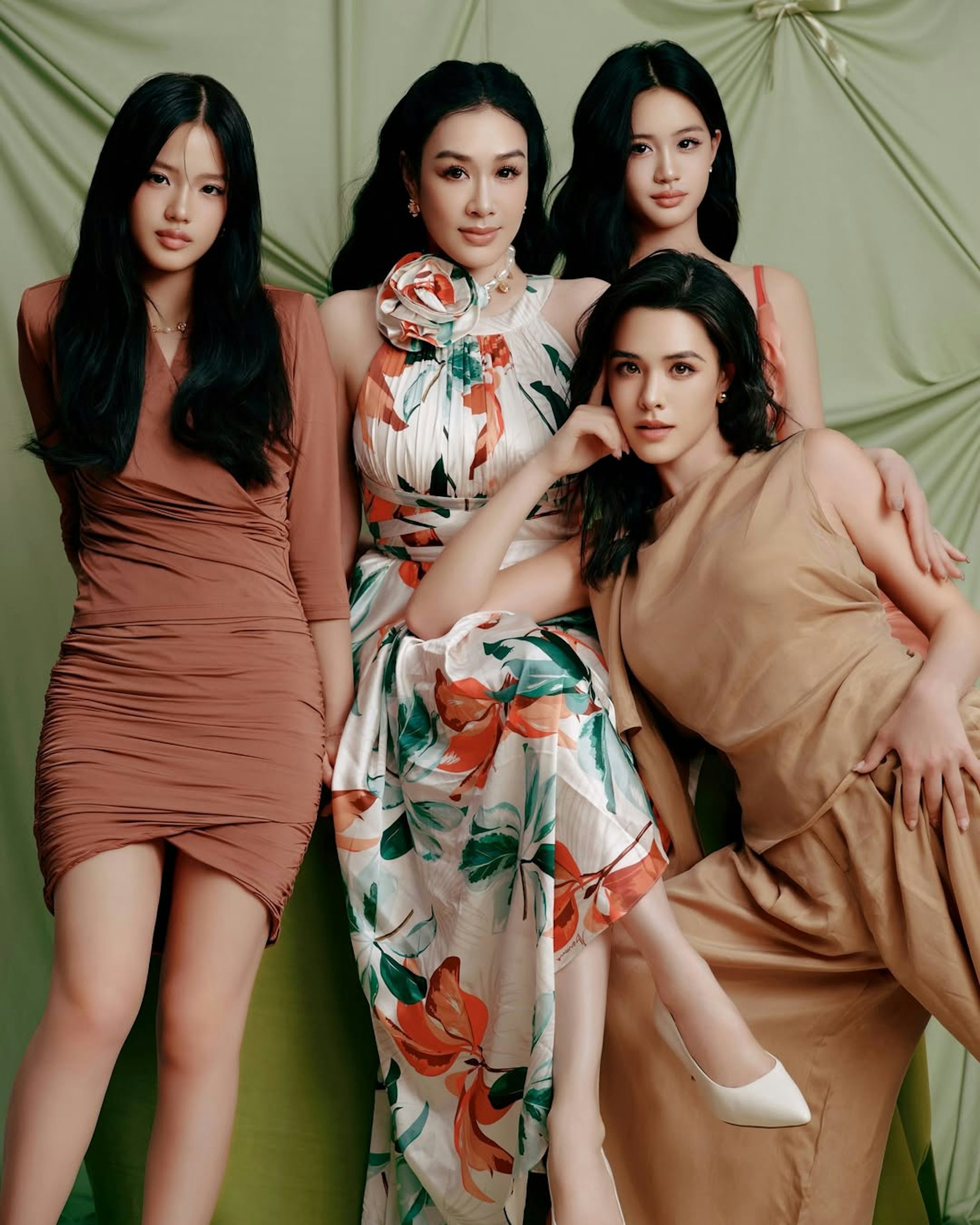 55岁钟丽缇携三女拍闺蜜照惊艳众人!网友:这哪像妈,分明是姐姐!