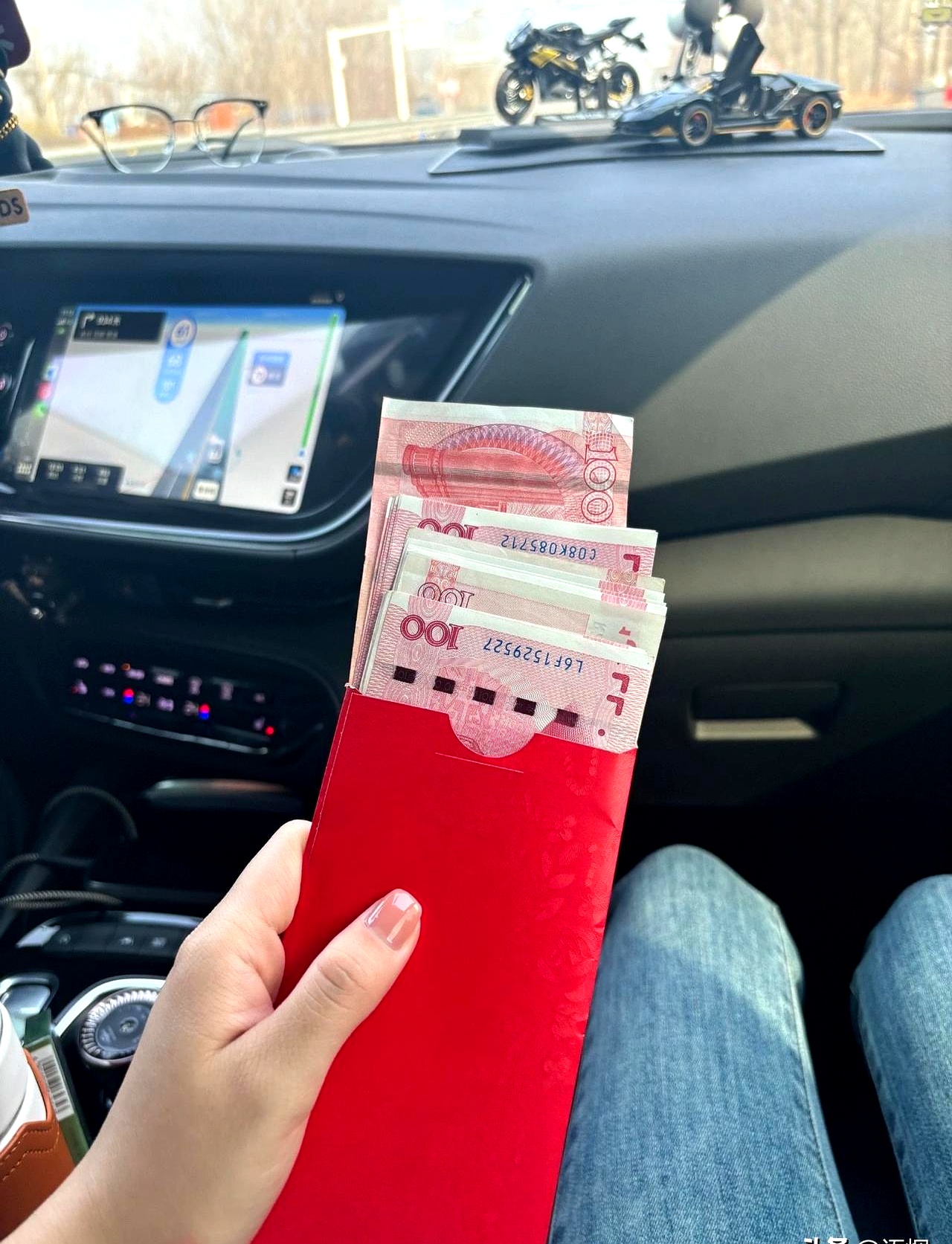 去年我儿子结婚,大姑姐直接给了6666红包.今年闺女出嫁,她又给了6666