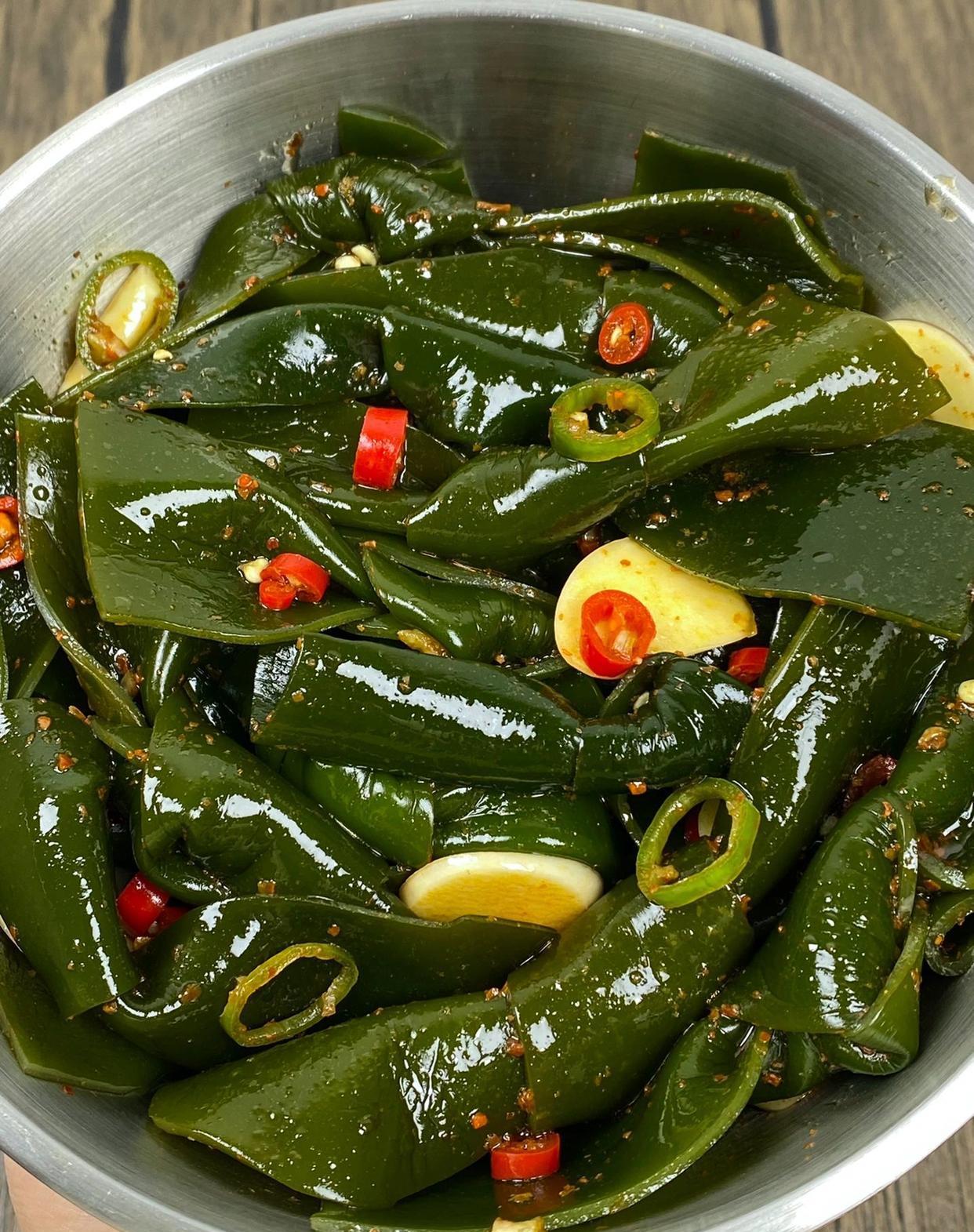 今天分享一道酸辣海带结! 真的巨巨巨好吃!