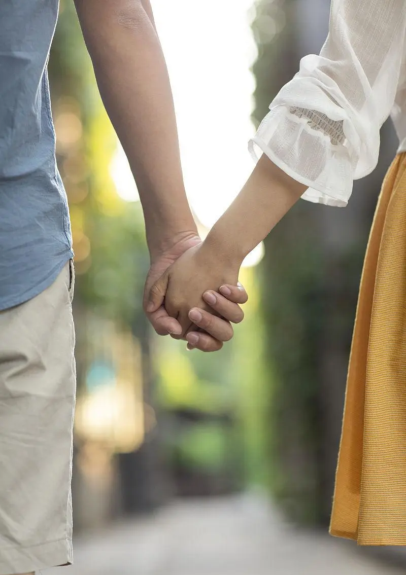 男生没表白就牵手正常吗?