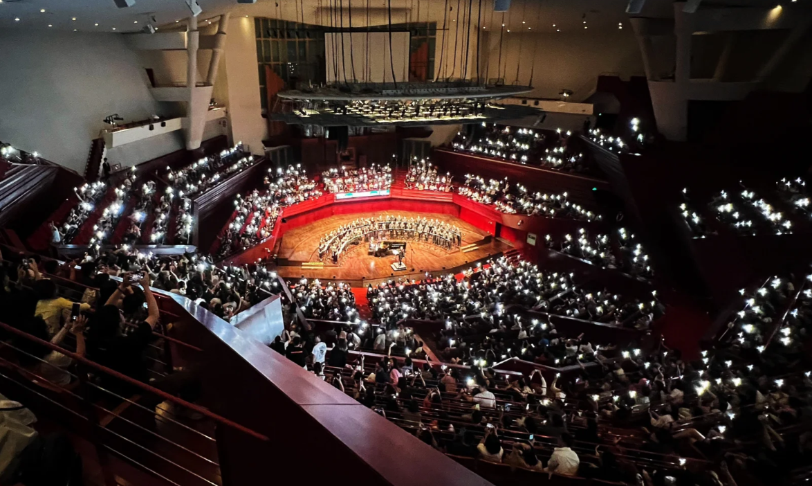 深圳音乐厅的外观就像一颗璀璨的宝石,流线型的