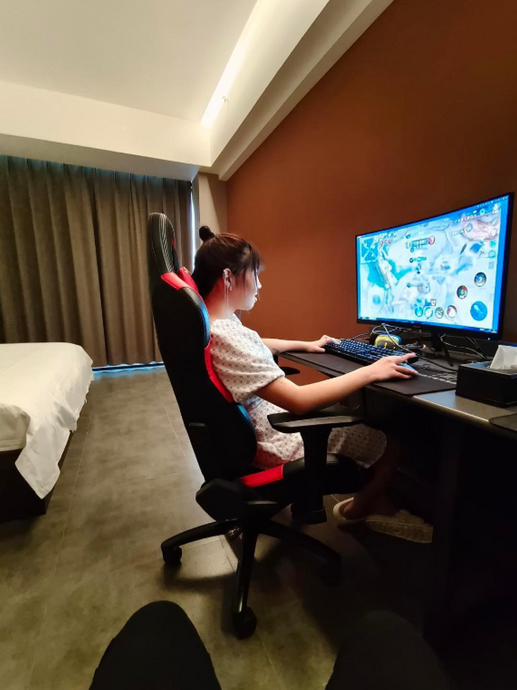 四百多块钱一晚上的电竞酒店,你一进门就说困,被我硬拽起来玩游戏