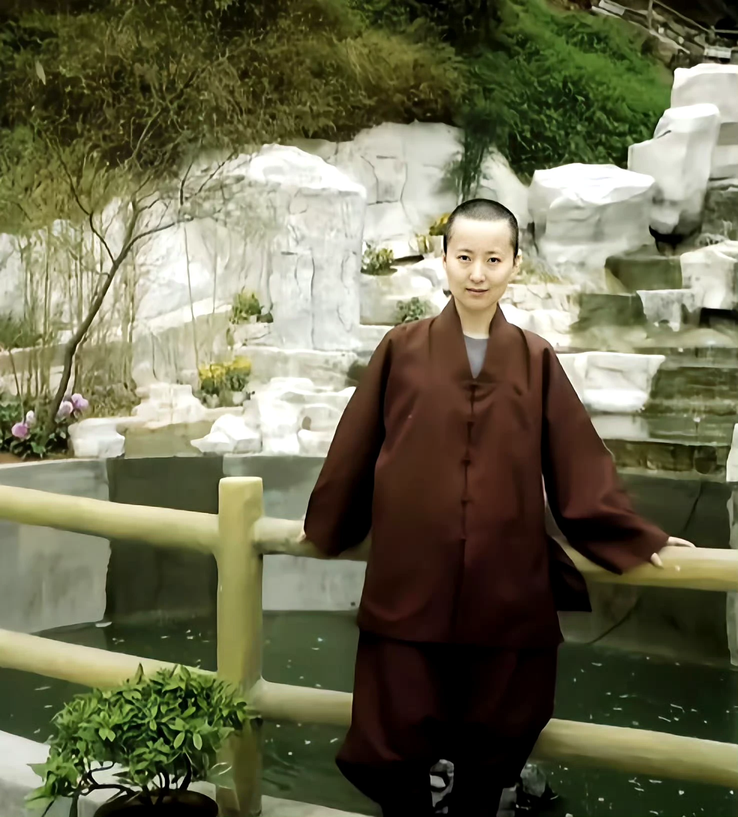 2007年2月,"林黛玉"陈晓旭在百国兴隆寺剃度出家的照片,虽然剪掉了