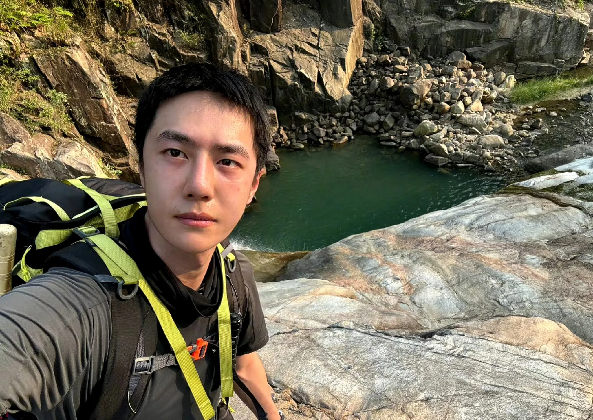王一博为了拍摄户外综艺,剪短了头发,而且素颜出镜,不过相比于以前