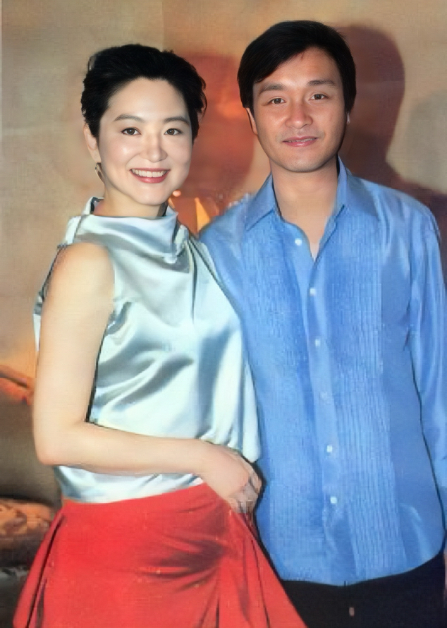 2001年8月,张国荣出席林青霞小女儿的满月酒,并与林青霞合影留念,彼时