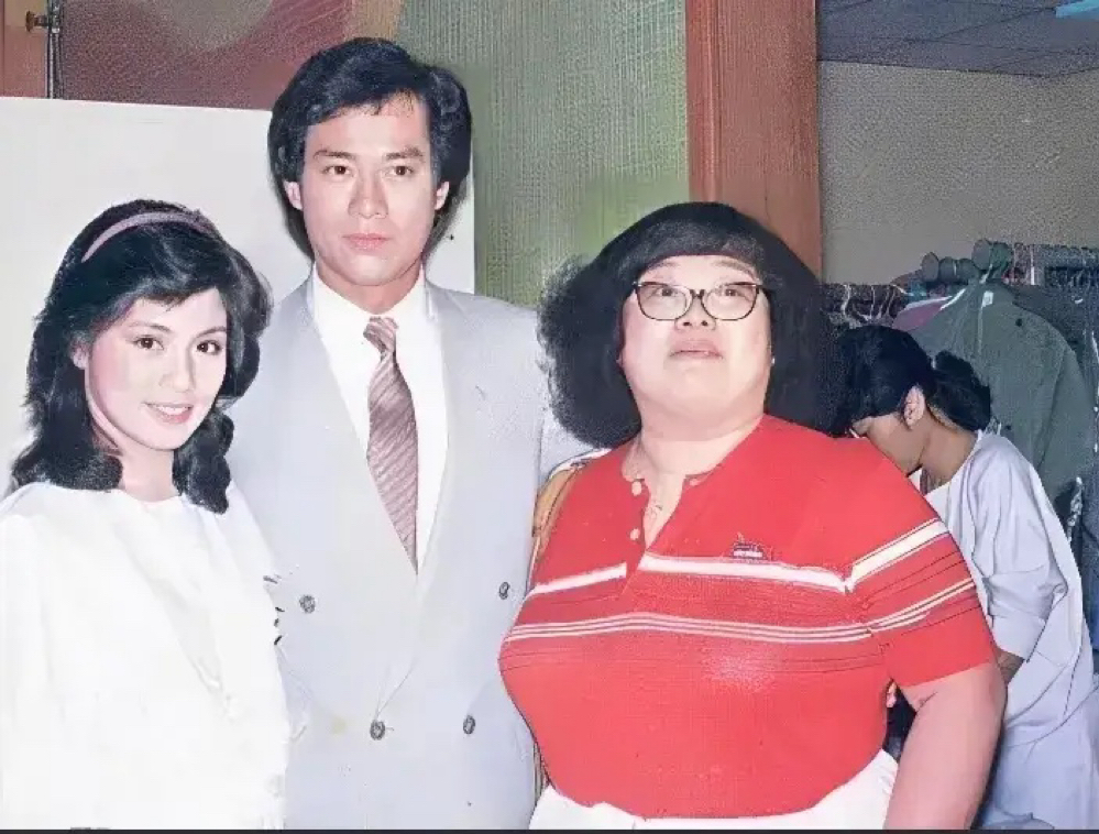1983年,翁美玲与郑少秋和"肥肥"沈殿霞的合影照片,当时的翁美玲和
