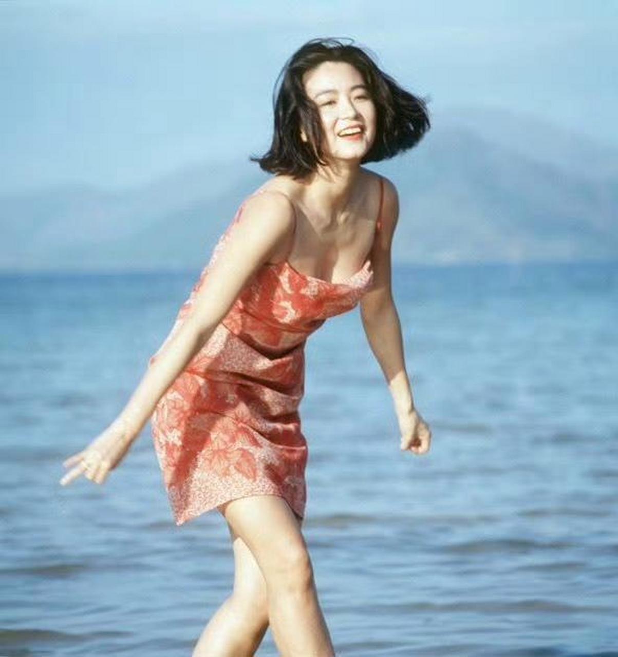 林青霞昔日海边嬉水的老照片,宛如一幅流转岁月的艺术画卷,引领我们