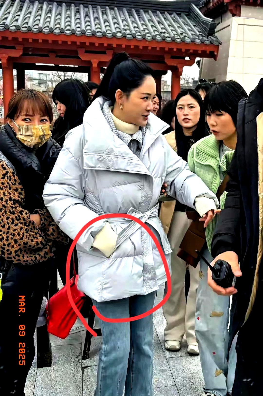 曾经的偶像剧女王,如今在路人镜头下,脸蛋肿得让人快认不出