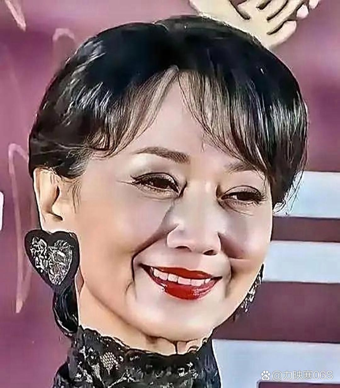 71岁的赵雅芝最近在西湖被拍到,结果不少人说她"太吓人",因为脸上的