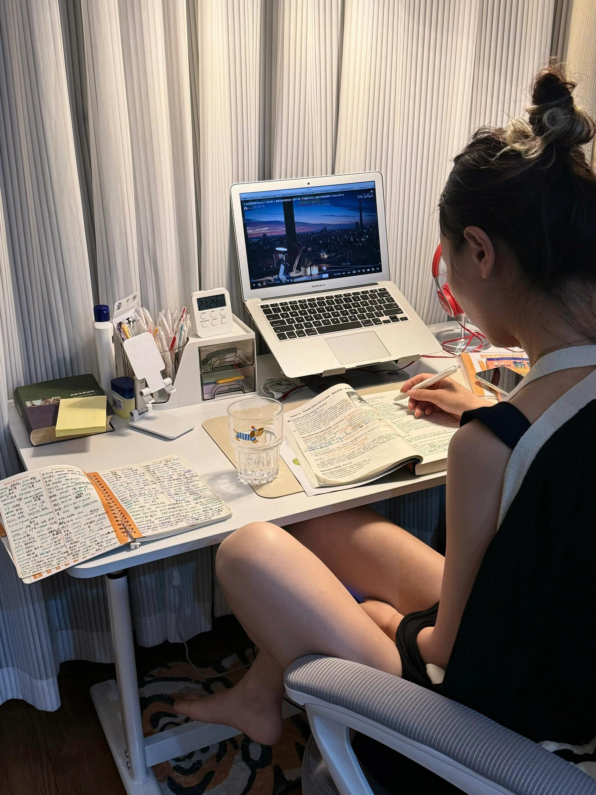 学英语的图片女孩低头学习女女生学习照片单身美女认真学习自习室美女