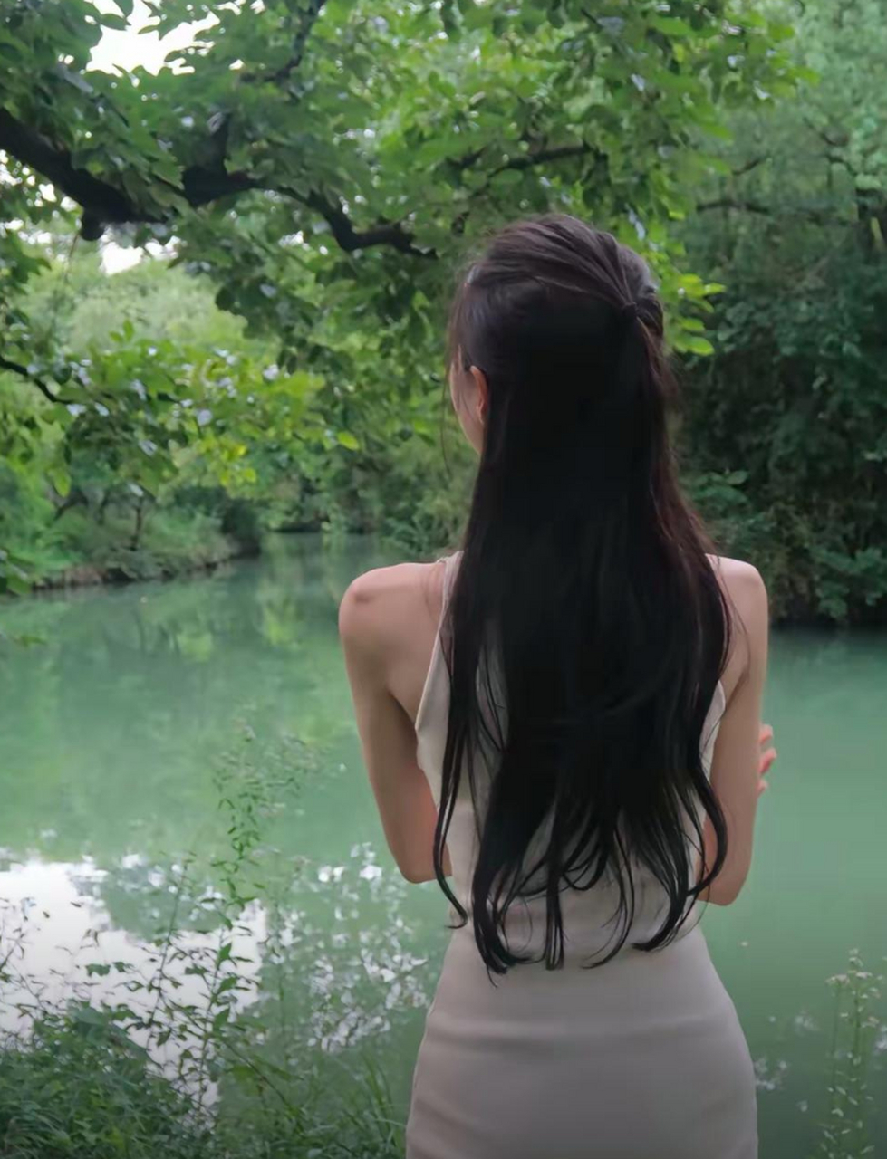 这就是骨感美女,纤细的背影引人注目