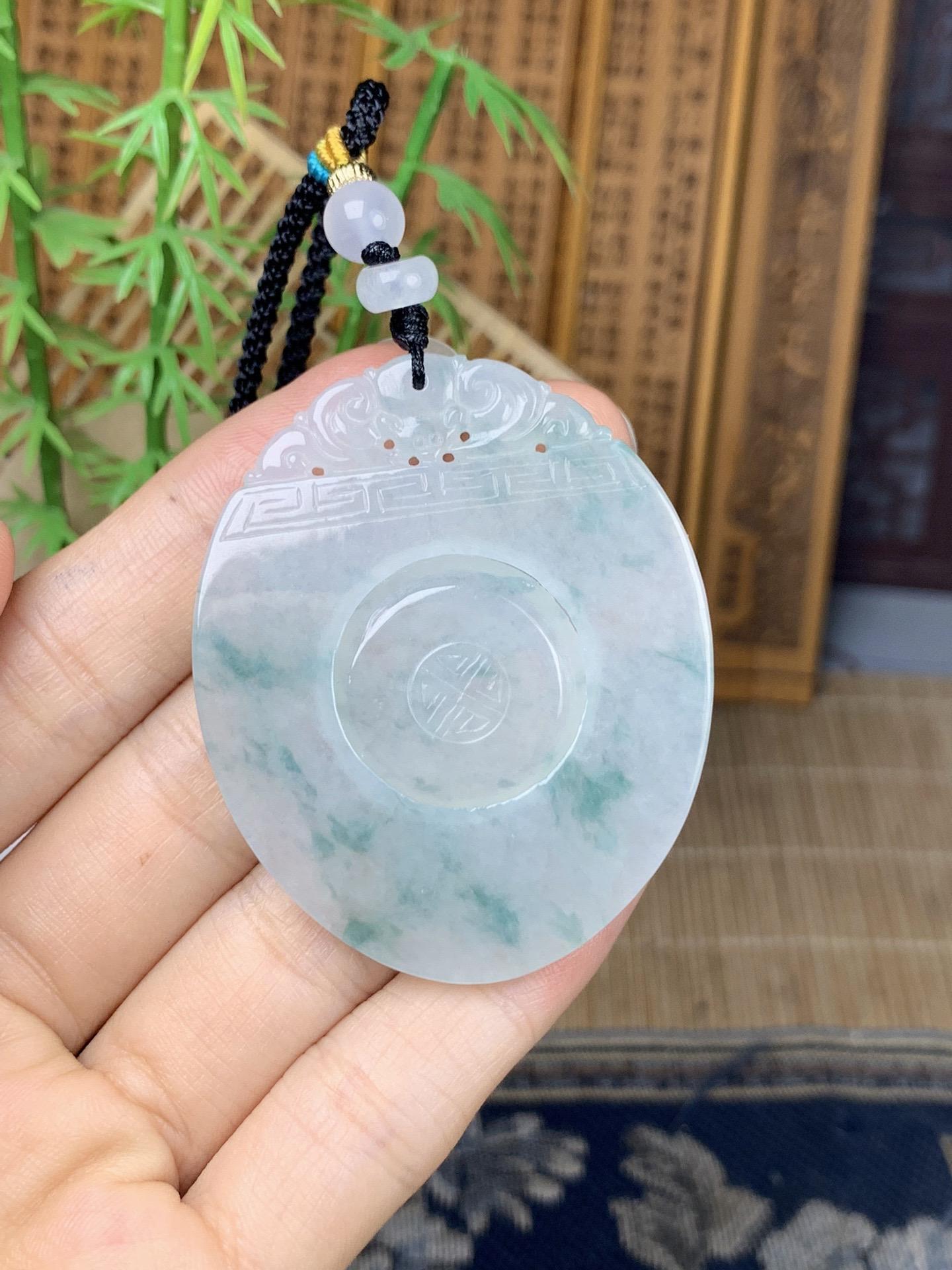 点击头像看直播珠宝首饰那枚宝石的颜色是深秋枫叶的红棕色温暖