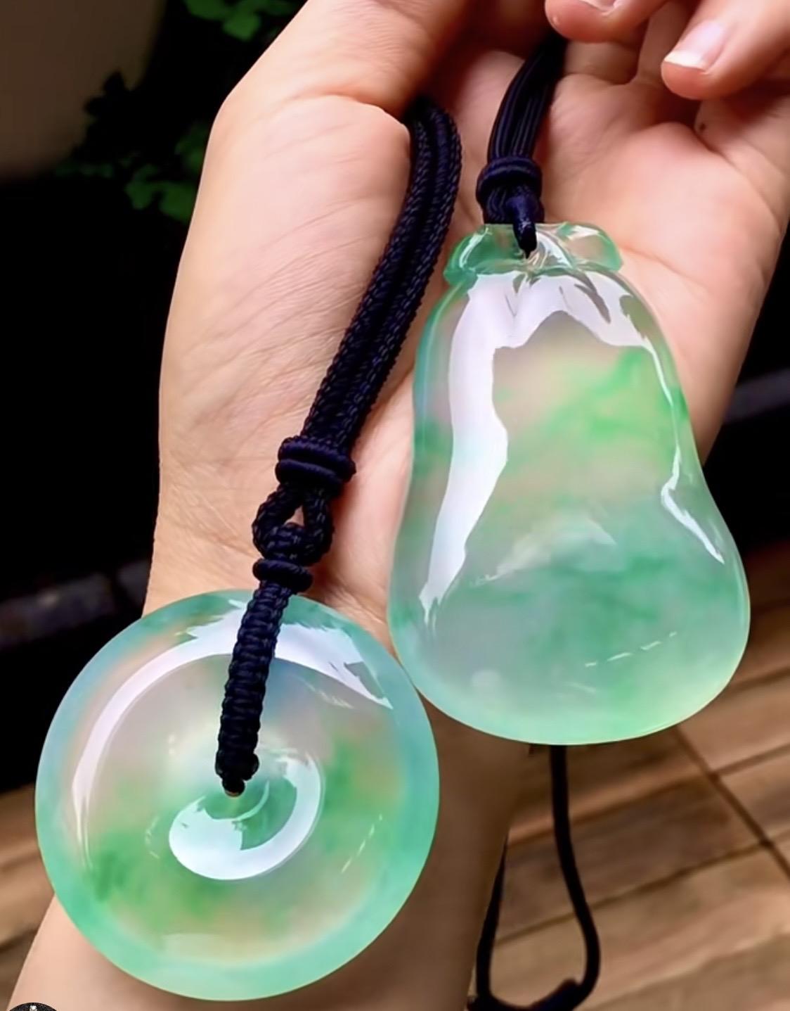 它的绿色轻盈而灵动恰似蝴蝶翅膀上那闪烁着光芒的翠色鳞片