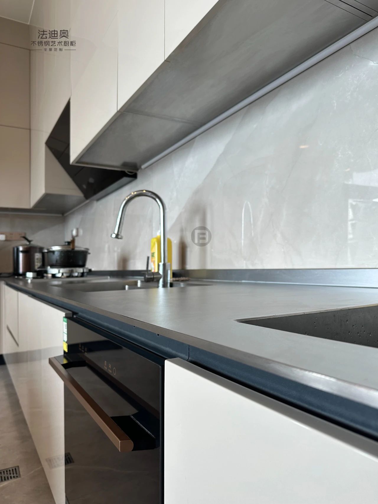 独栋别墅的私人会所,超大厨房做304不锈钢橱柜