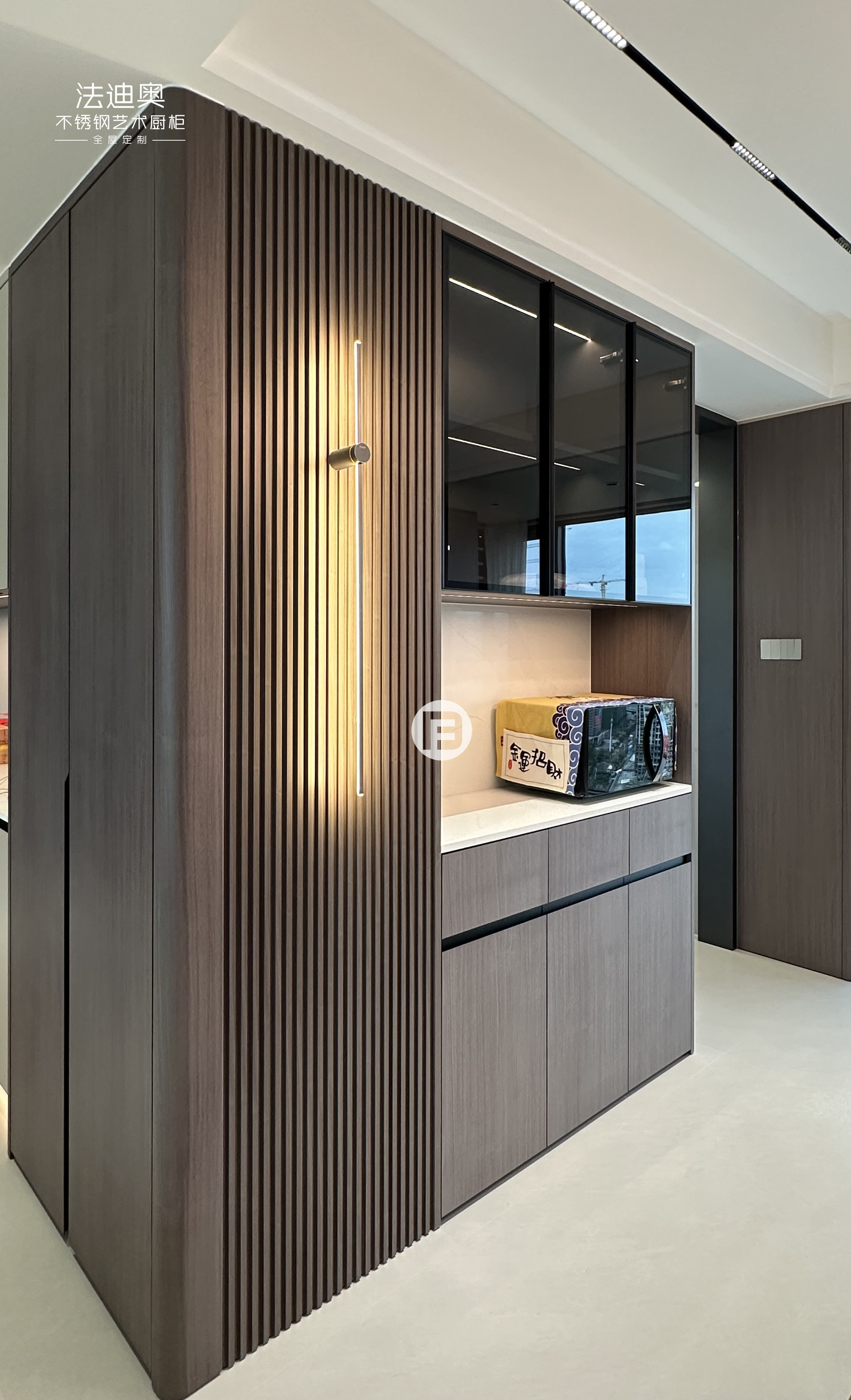 圆弧角处理和木纹格栅护墙板装饰 灵动柔润有格调 #法迪奥不锈钢橱柜