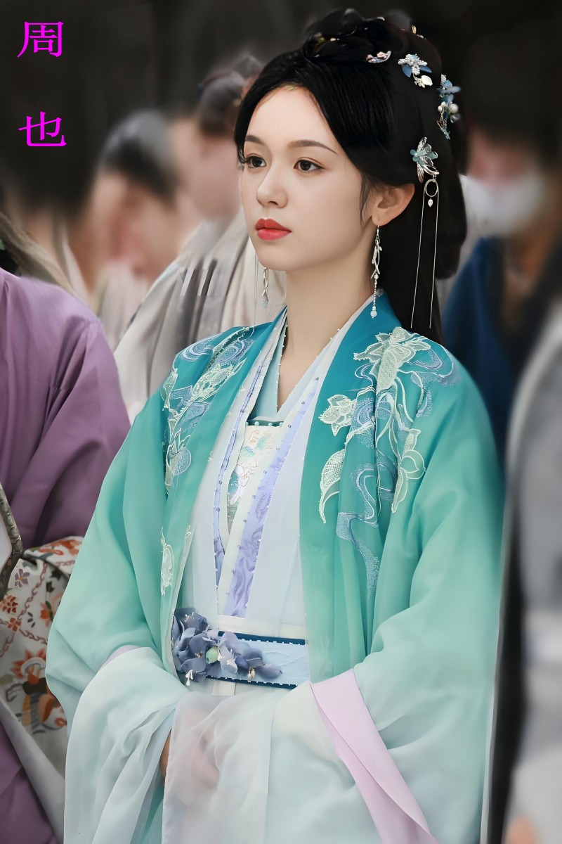 周也凭借清冷气质走红,从《少年的你》魏莱到《山河令》顾湘,她将