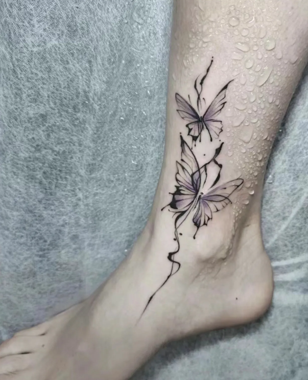 他注意到了我腿上的几个小纹身,问我纹的是啥,我说是个小蝴蝶