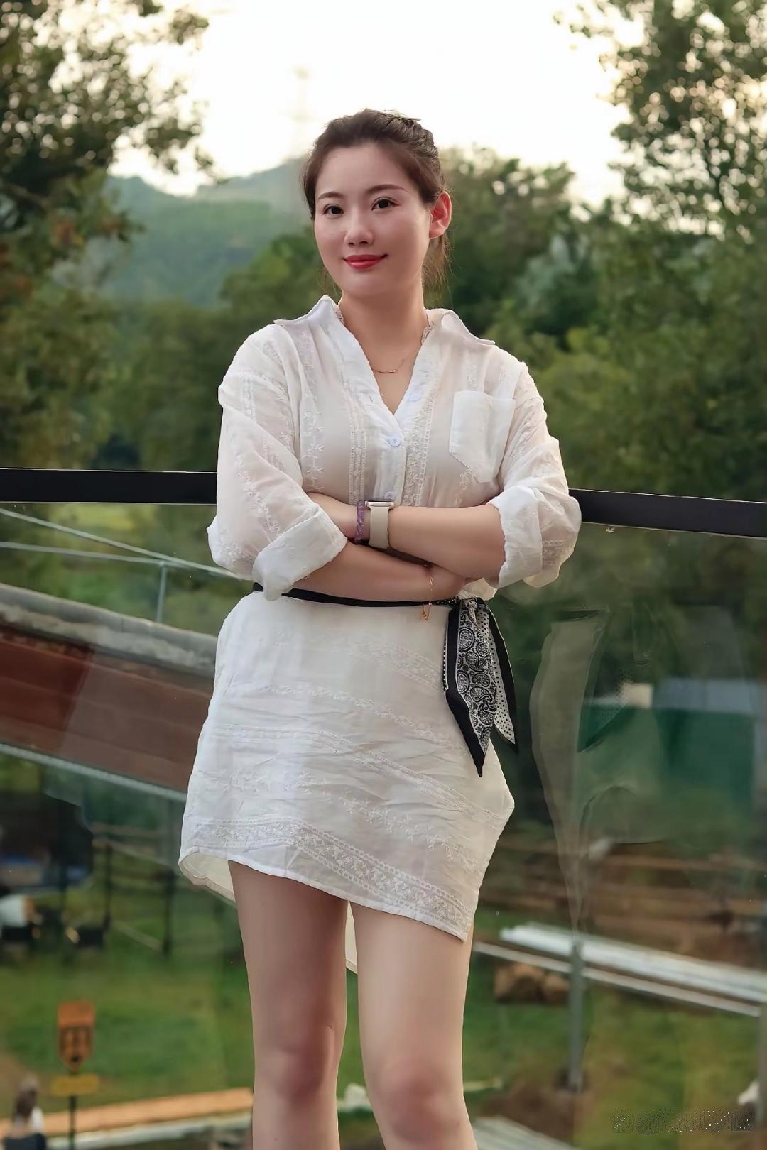 小姐姐那皮肤白得发光模样好看腿还老长老长了妥妥是微胖界的顶流