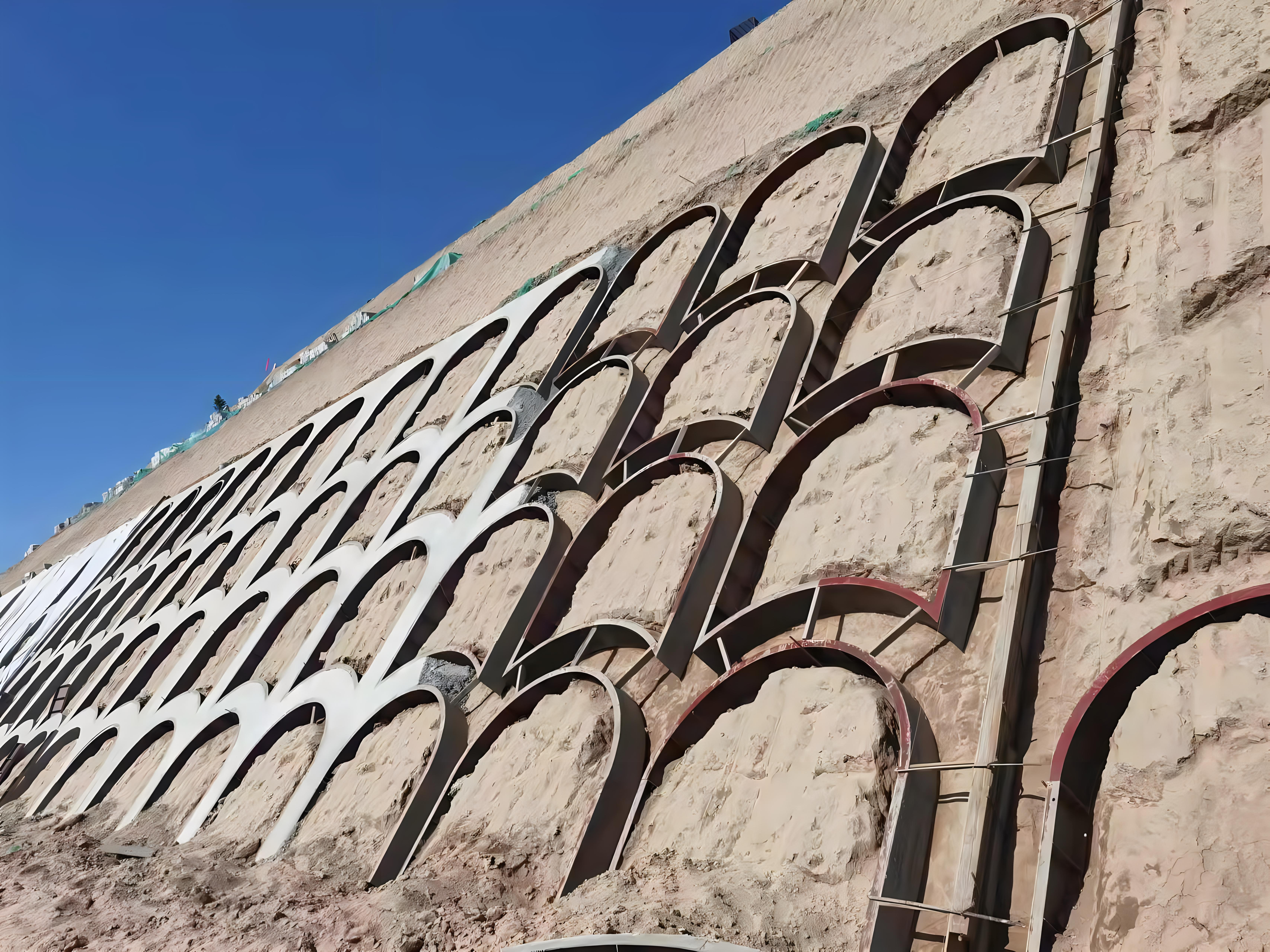 拱形骨架钢模板,它就是一种采用高强度钢材制成的模板,专门用来浇筑