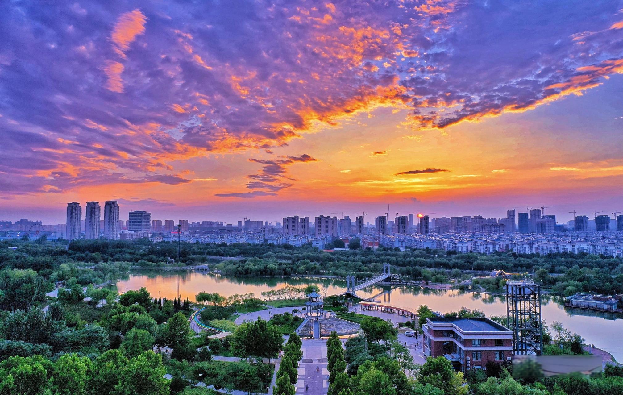 菏泽历史悠久,是中国牡丹之都,享有"天下之中"之美誉.