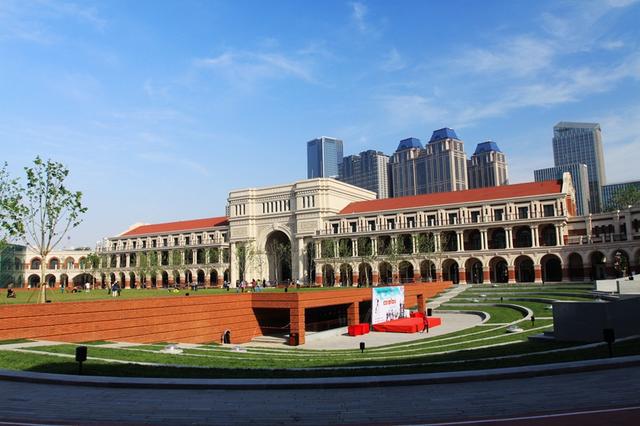 天津民园广场简介 位于天津市和平区重庆道83号,处于天津著名的国际