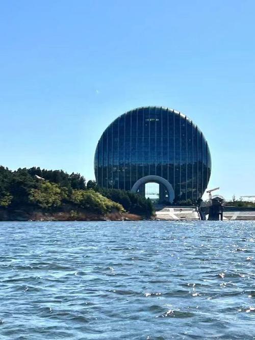 北京雁栖湖一日游攻略 雁栖湖位于北京郊区怀柔城北燕山脚下的长城之