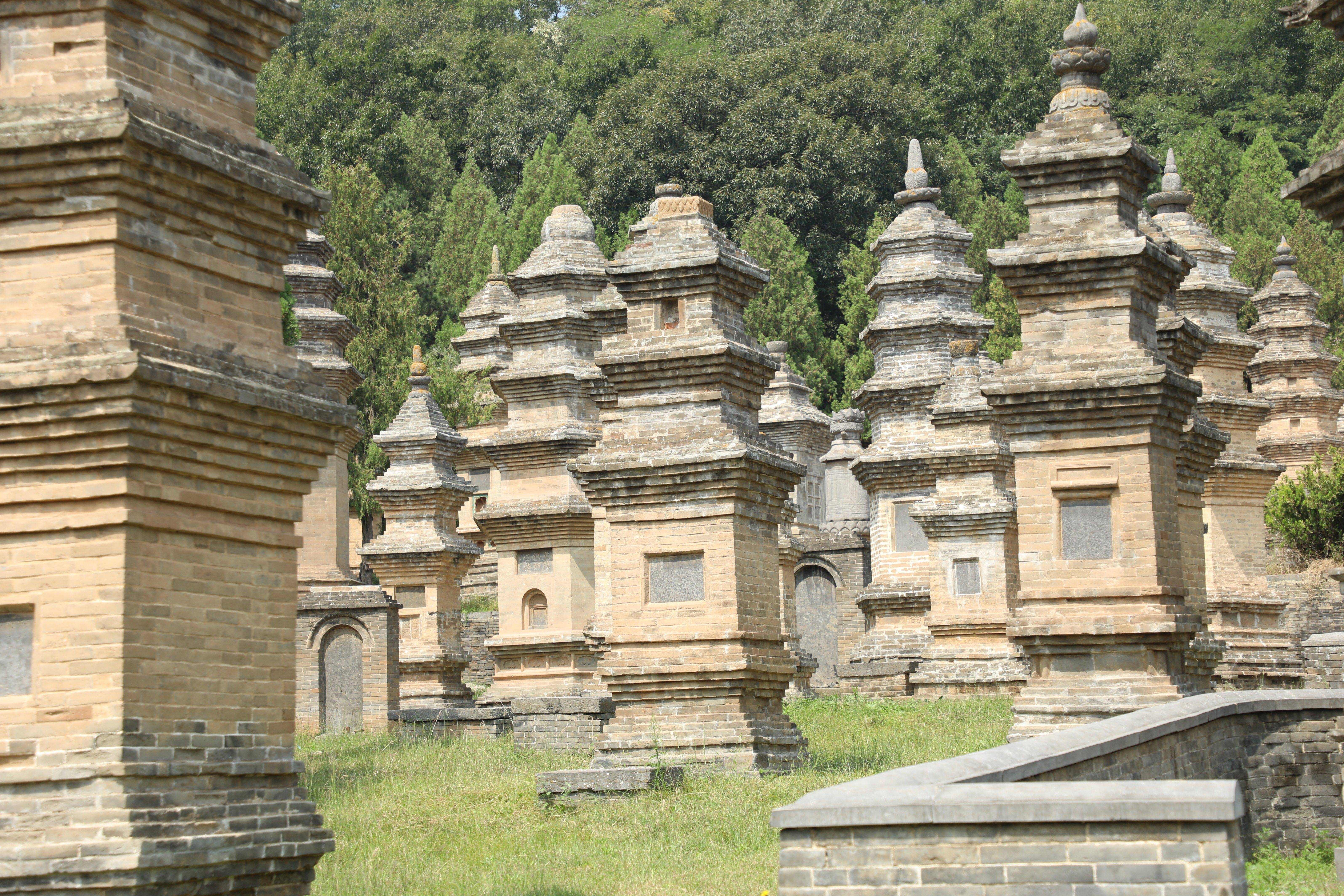 少林寺介绍 提起少林寺可以说是家喻户晓,而让少林寺名扬天下的,是上
