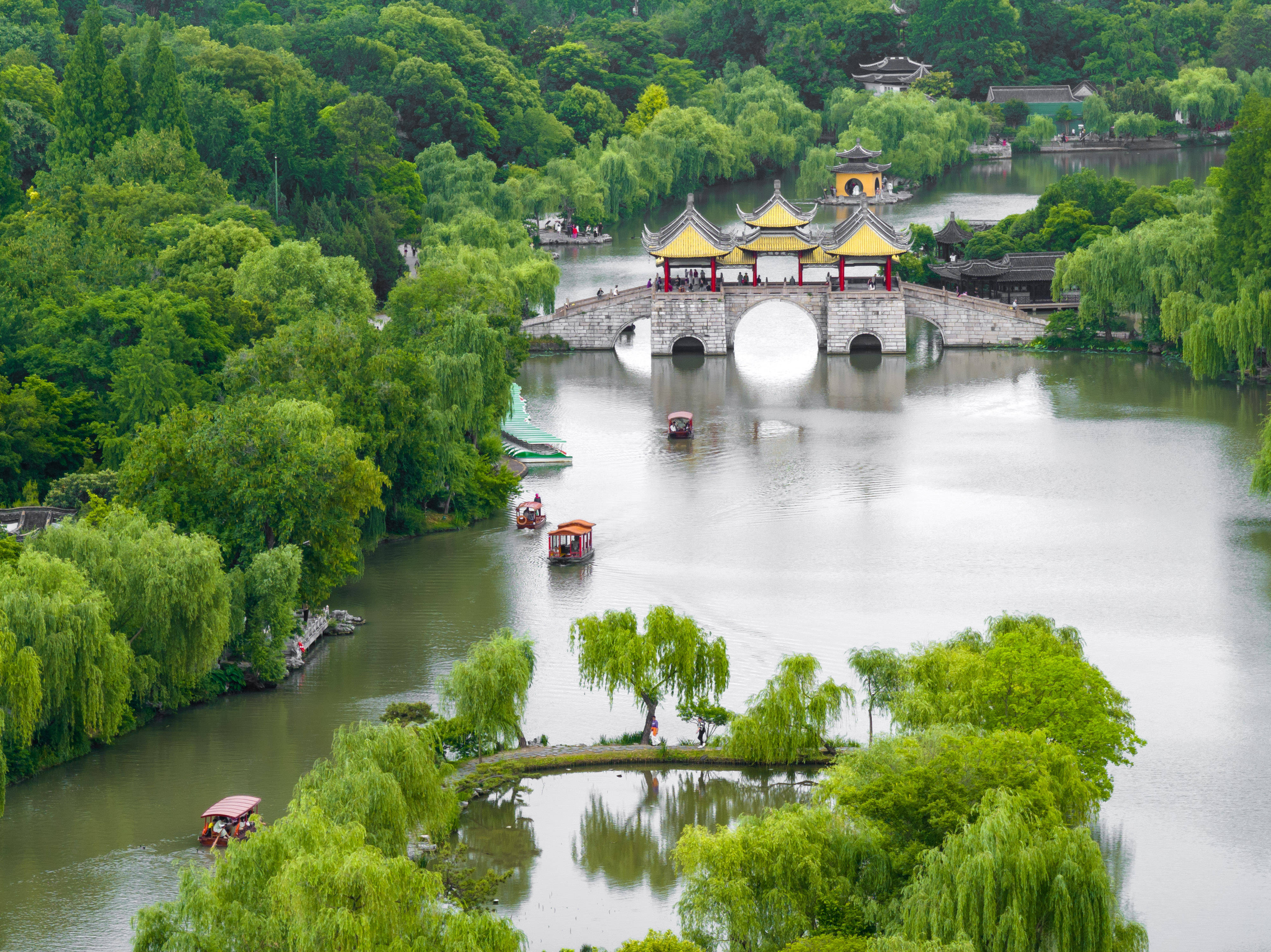 瘦西湖的由来 瘦西湖原名"保障湖",是京杭大运河扬州段的支流,不同