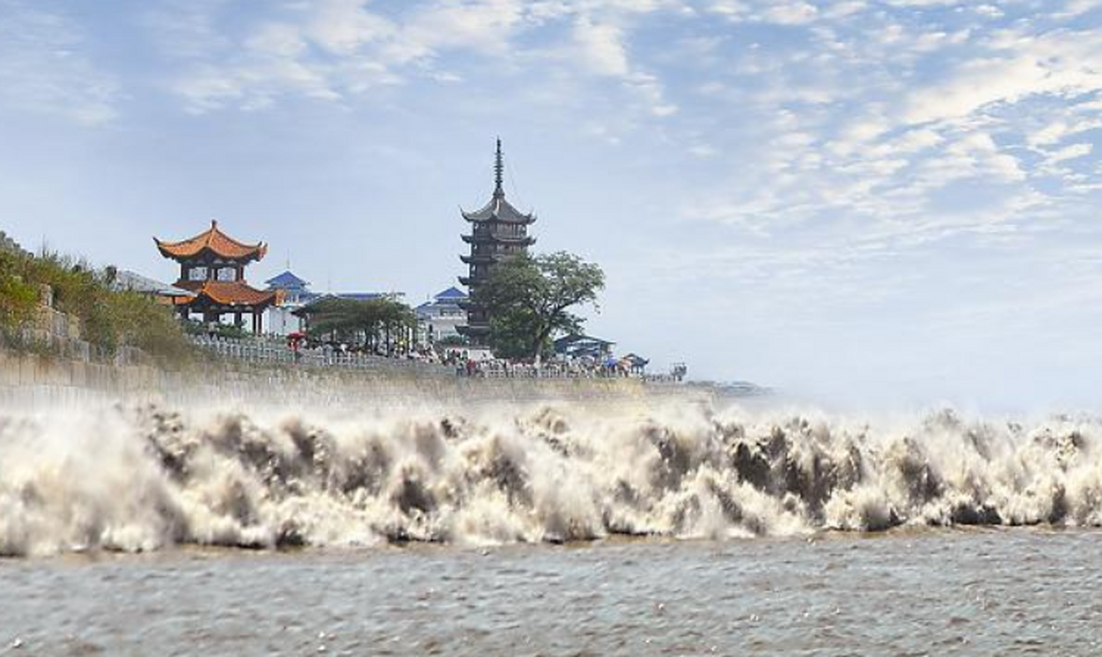 我拍了拍杭州的夏天# 钱塘江大潮观潮圣地,位于杭州市江干区.