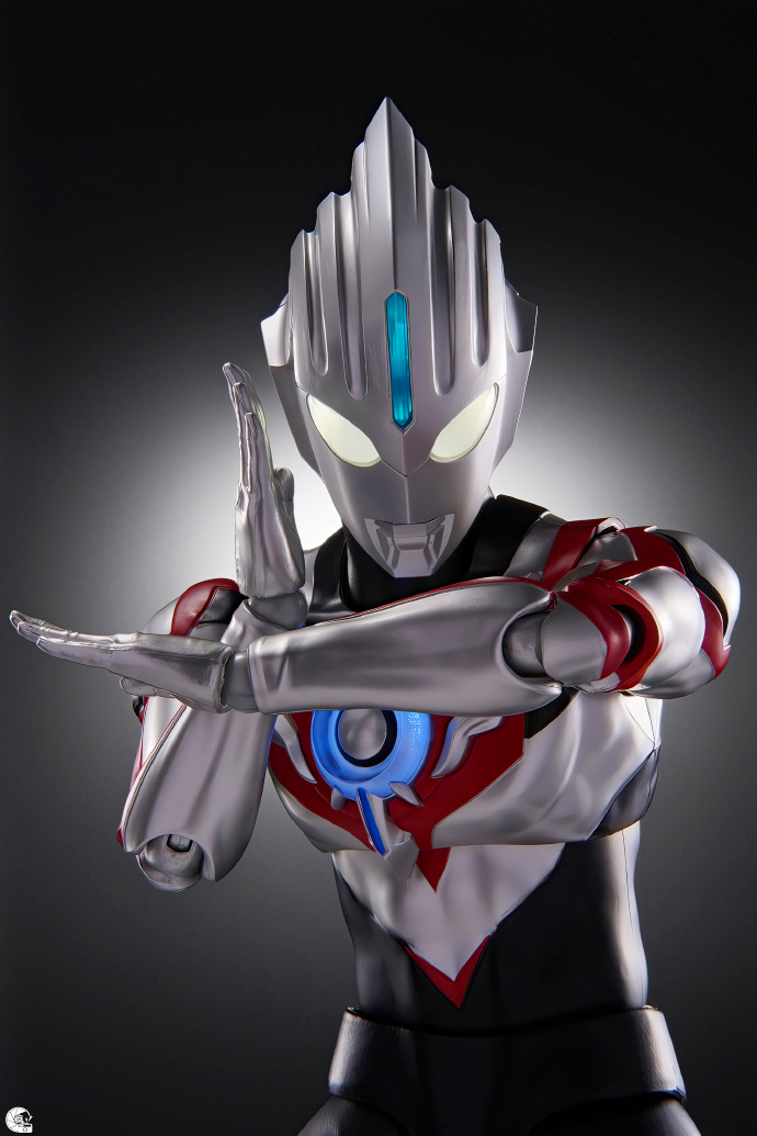 ccstoys推出的光轨迹系列欧布原生形态奥特曼,无疑是一款备受瞩目的