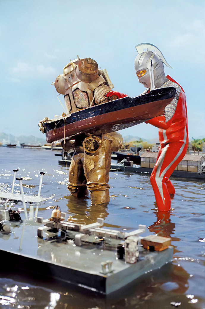 《奥特曼:为了地球和平浴血奋战的超级英雄》