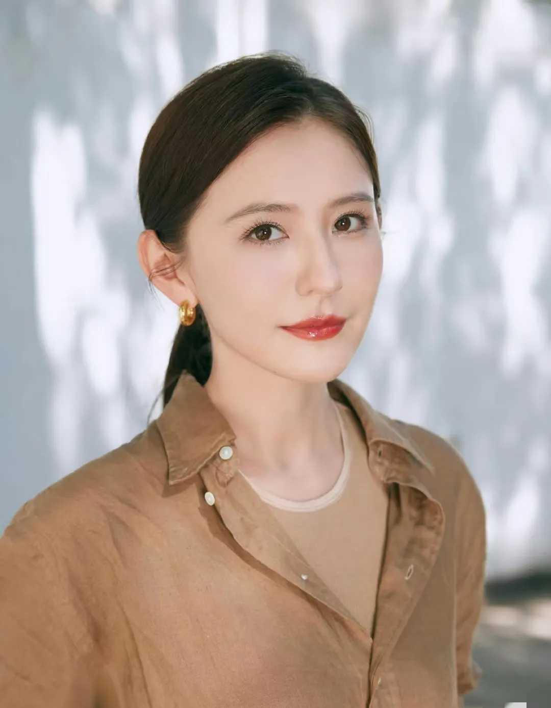 大家常说,娱乐圈混靠脸蛋和运气,但热依扎这事儿,让人看到另一种