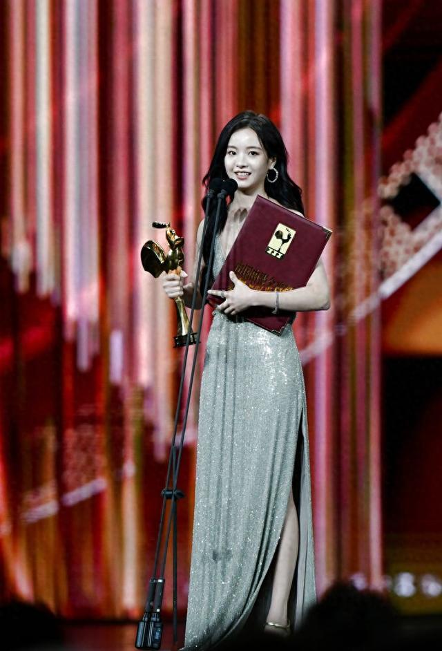 一起摇太阳》中的杰出表现,击败张子枫获得第37届金鸡奖最佳女主角!