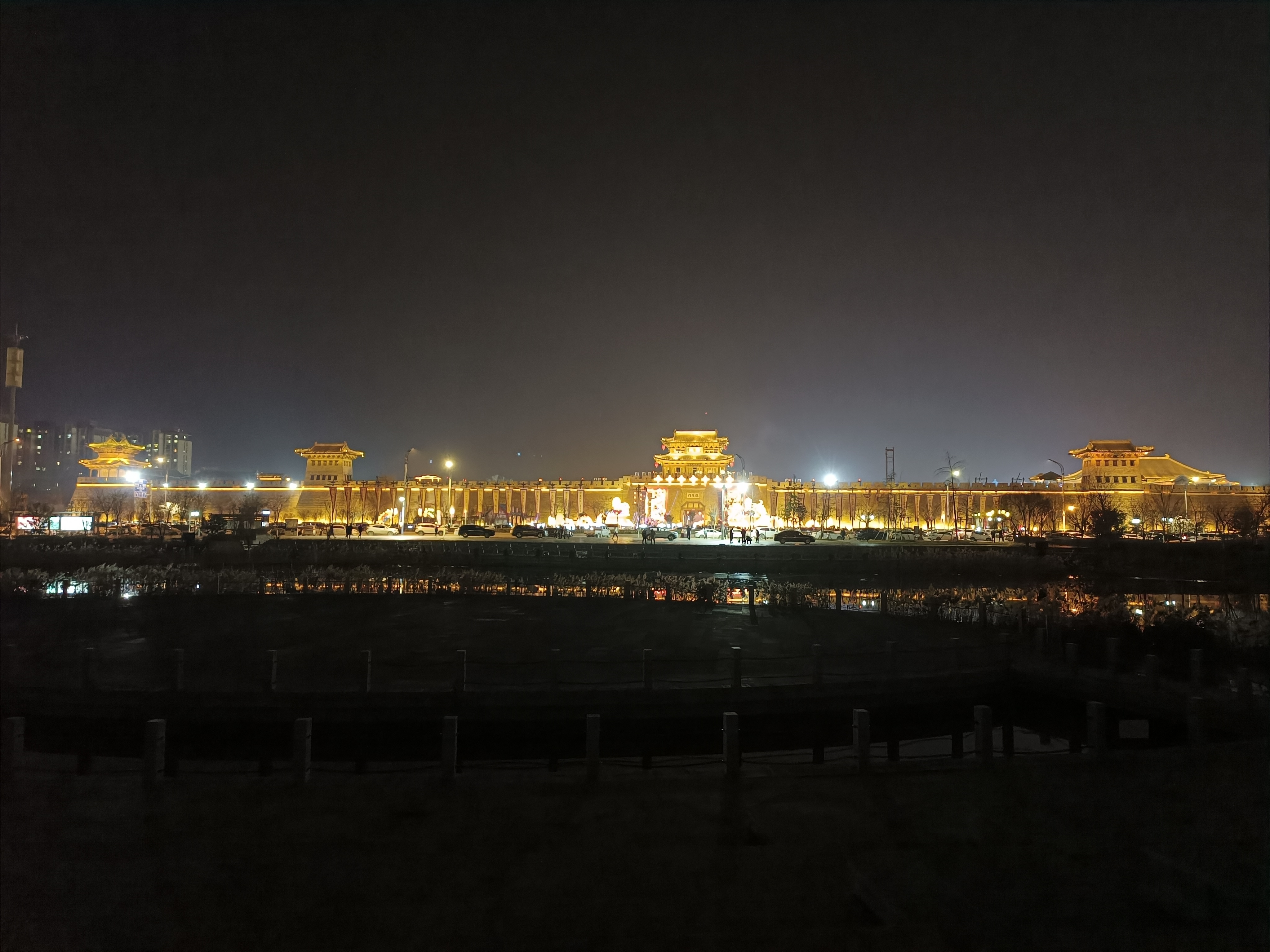 夜游郓城水浒好汉城,我仿佛踏入了一幅流动的历史画卷,被那灯火阑珊