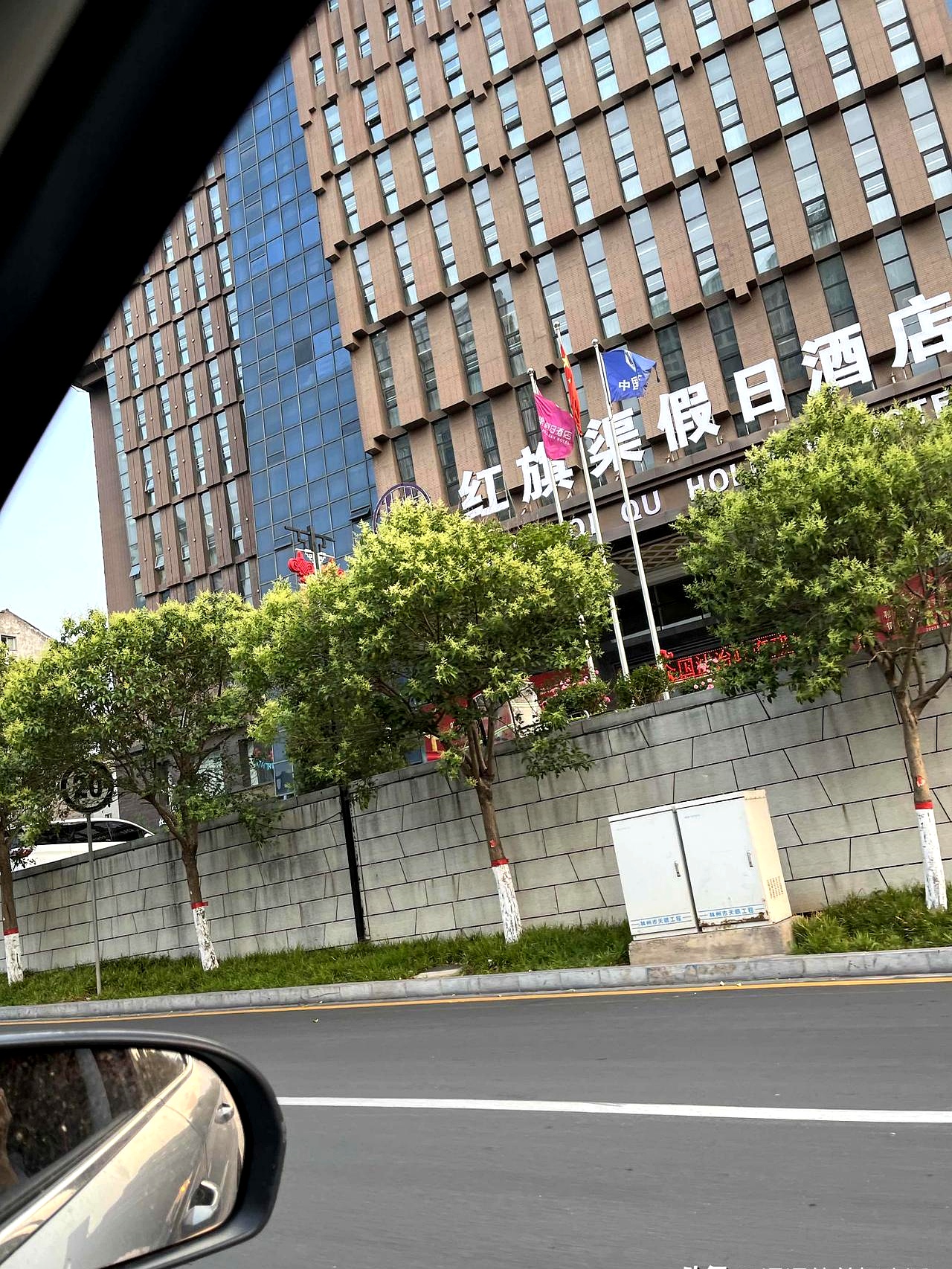 我赶紧订了酒店,收拾好行李