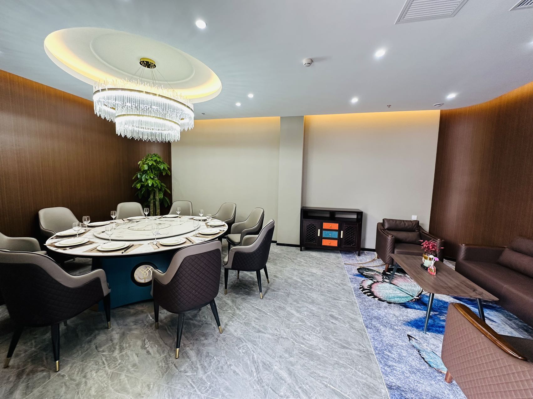 东四环,那个寸土寸金的地段,居然藏着一个1300平米的豪华会所,现在正