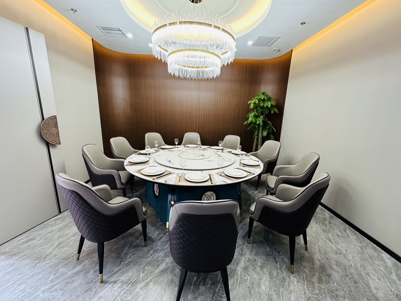 东四环,那个寸土寸金的地段,居然藏着一个1300平米的豪华会所,现在正