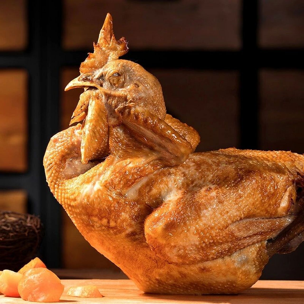 德州的扒鸡因其独特的烹饪方法和口感而备受赞誉,成为了当地的特色