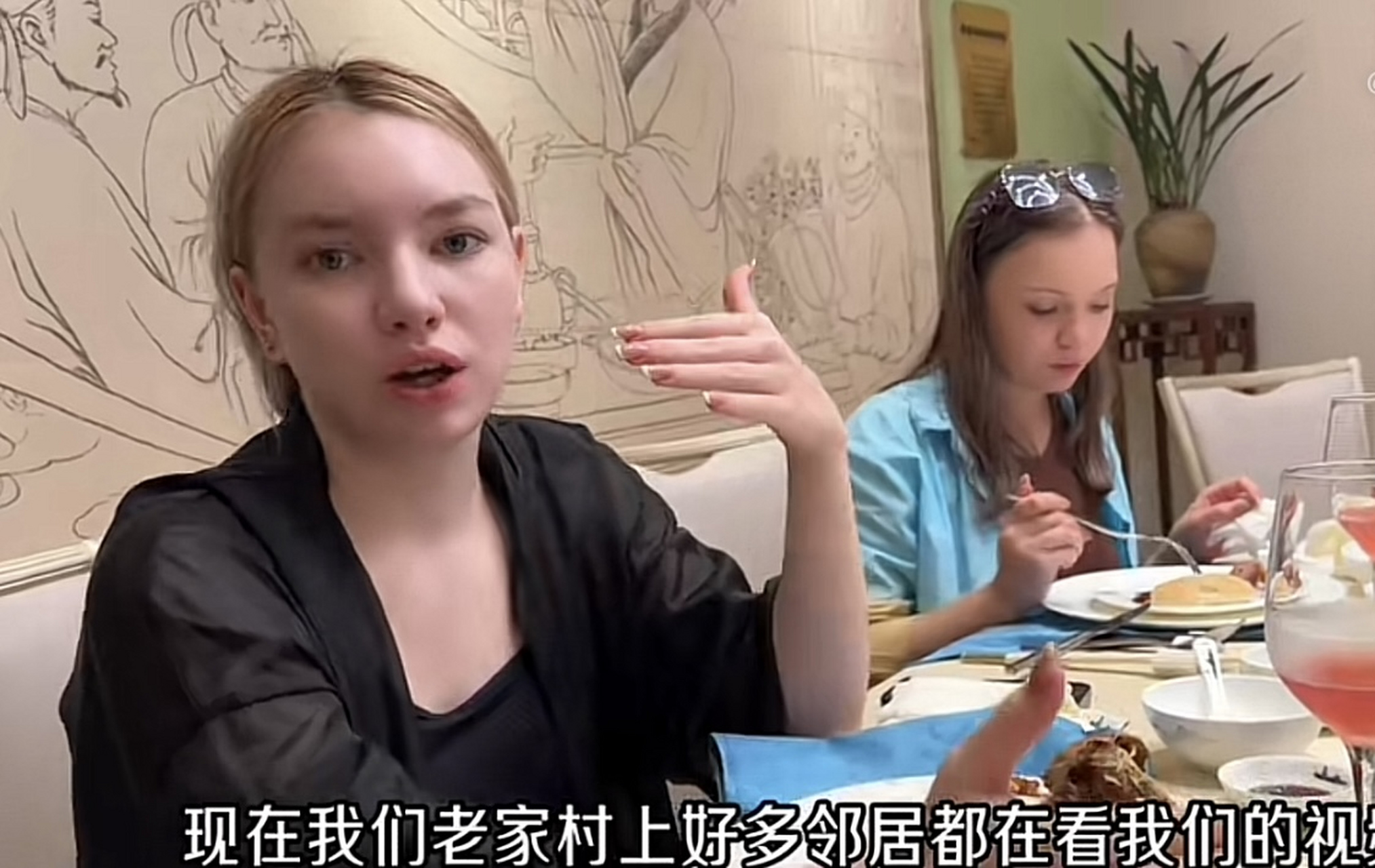 她们闪亮登场,这次来到江苏宜兴的有四人:娜塔莎姨妈及女儿瓦列露西娅