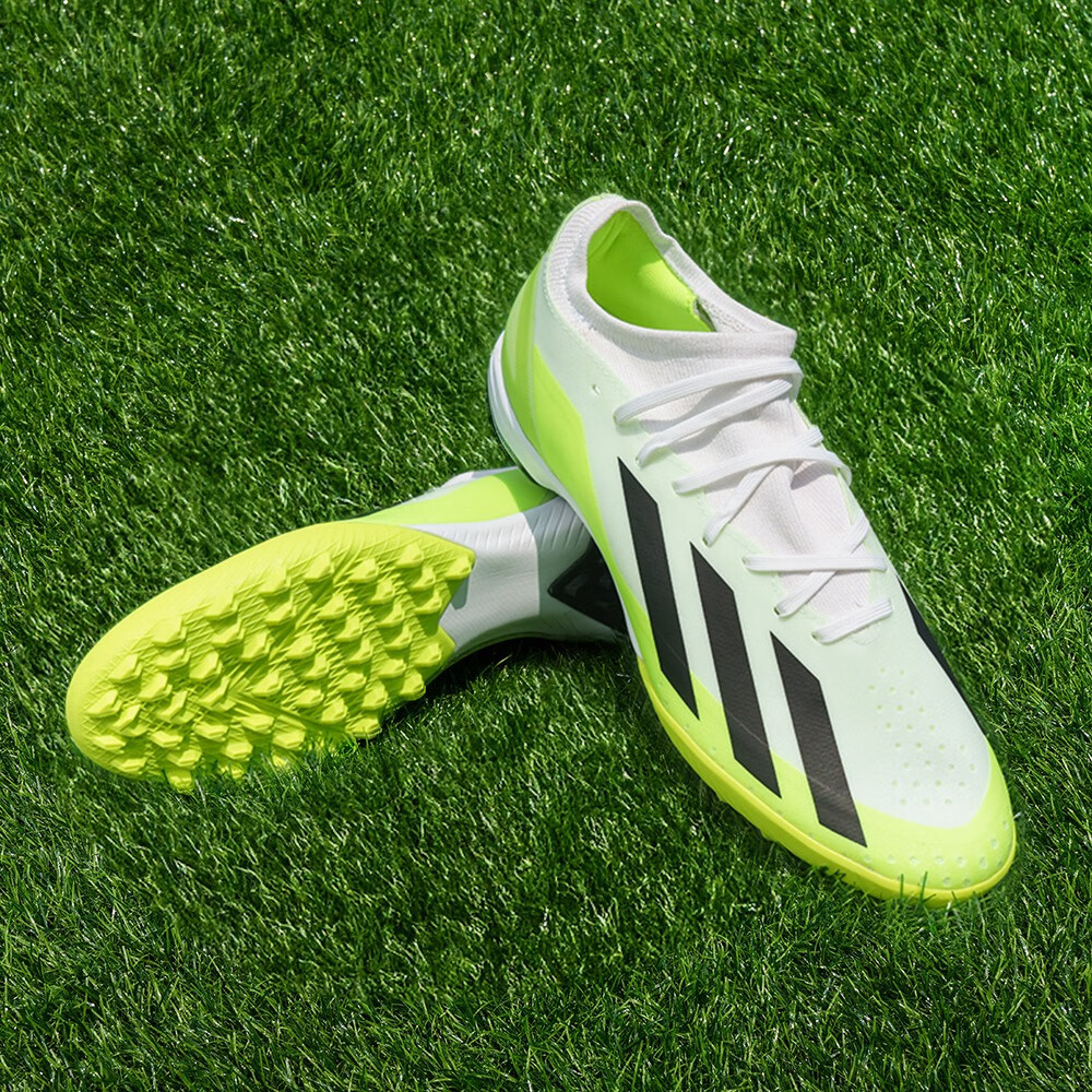 这款足球鞋专为飞盘运动以及硬人造草坪场地设计