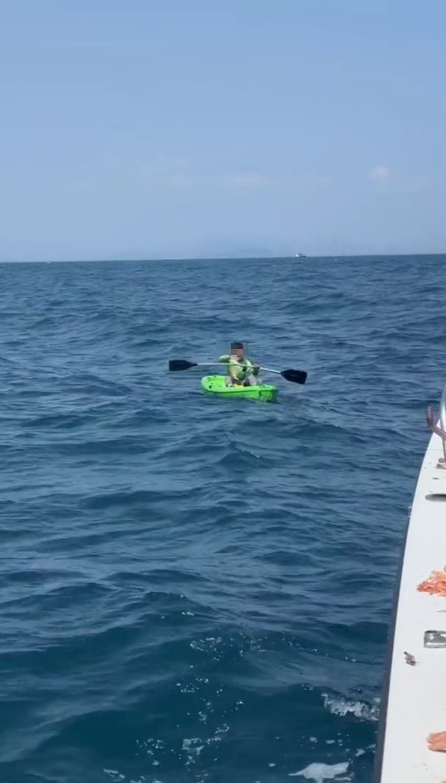 近日,陵水黎族自治县赤岭村一小孩出海钓鱿鱼不小心睡着,在海上漂流