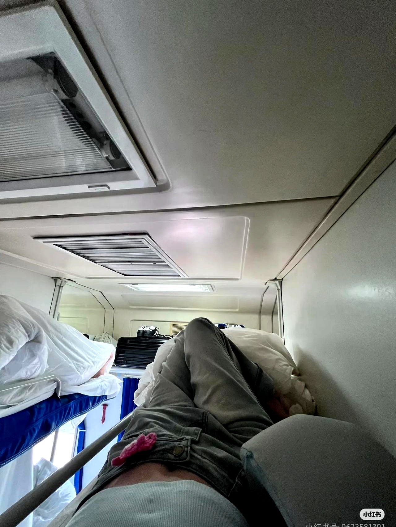 火车卧铺这睡法,真让人气炸了!