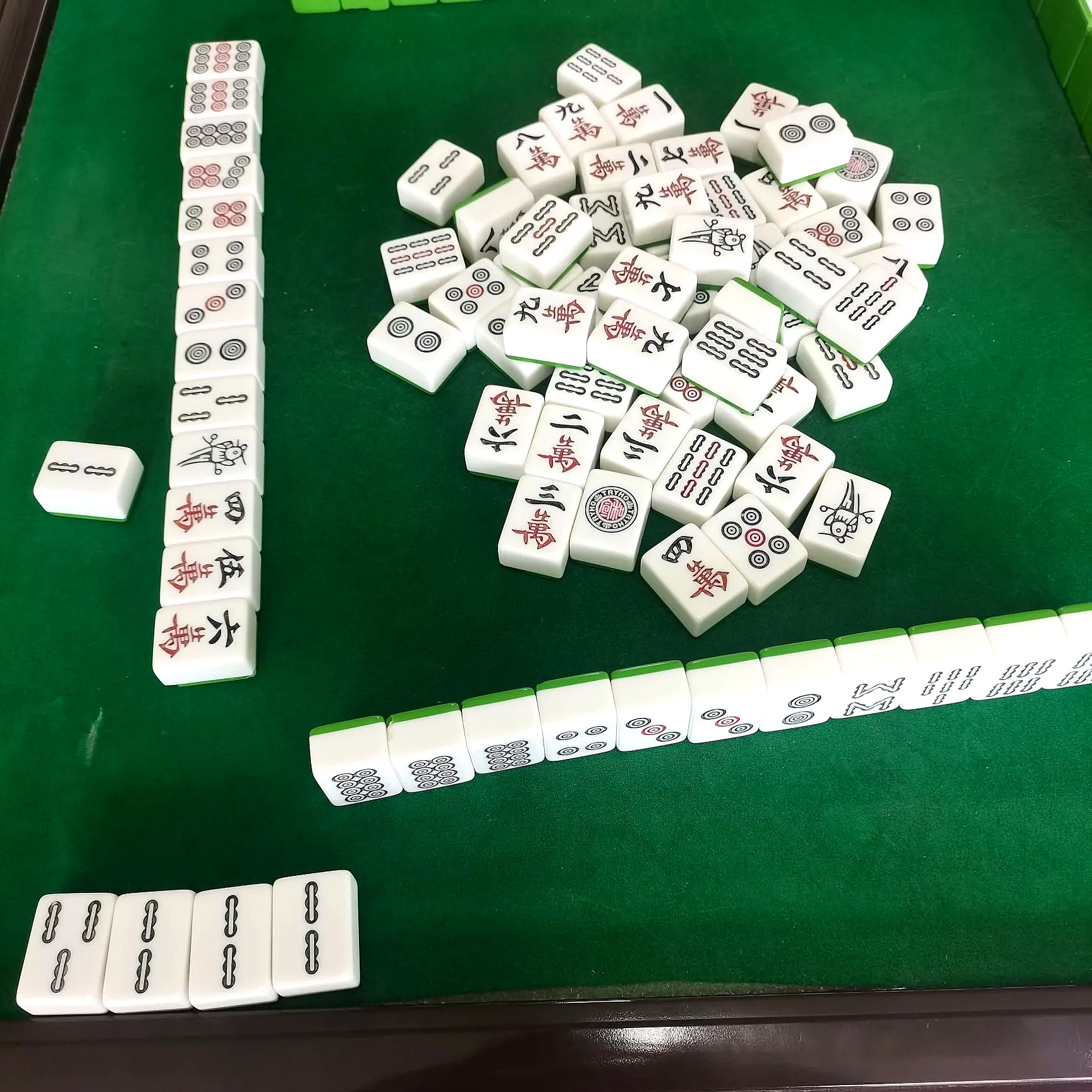 今天打麻将,我手里摸了四个"二条",然后我把它暗杠了