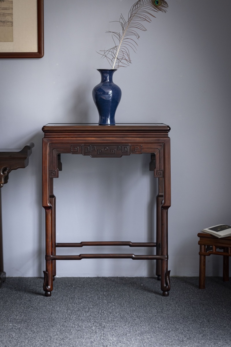 香几这种家具实际上已脱离了基础起居需求,萦绕于人们的精神世界.