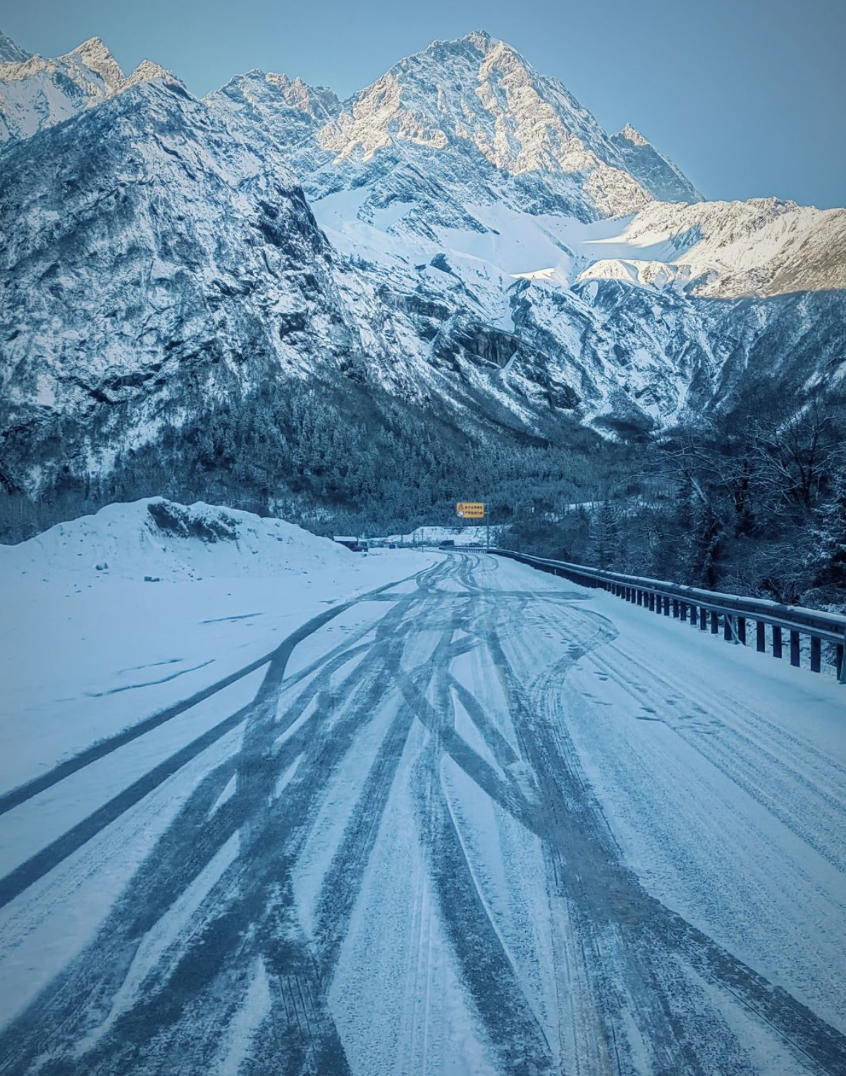 目前理小路上是没什么秋景了,不过雪景还是挺不错的