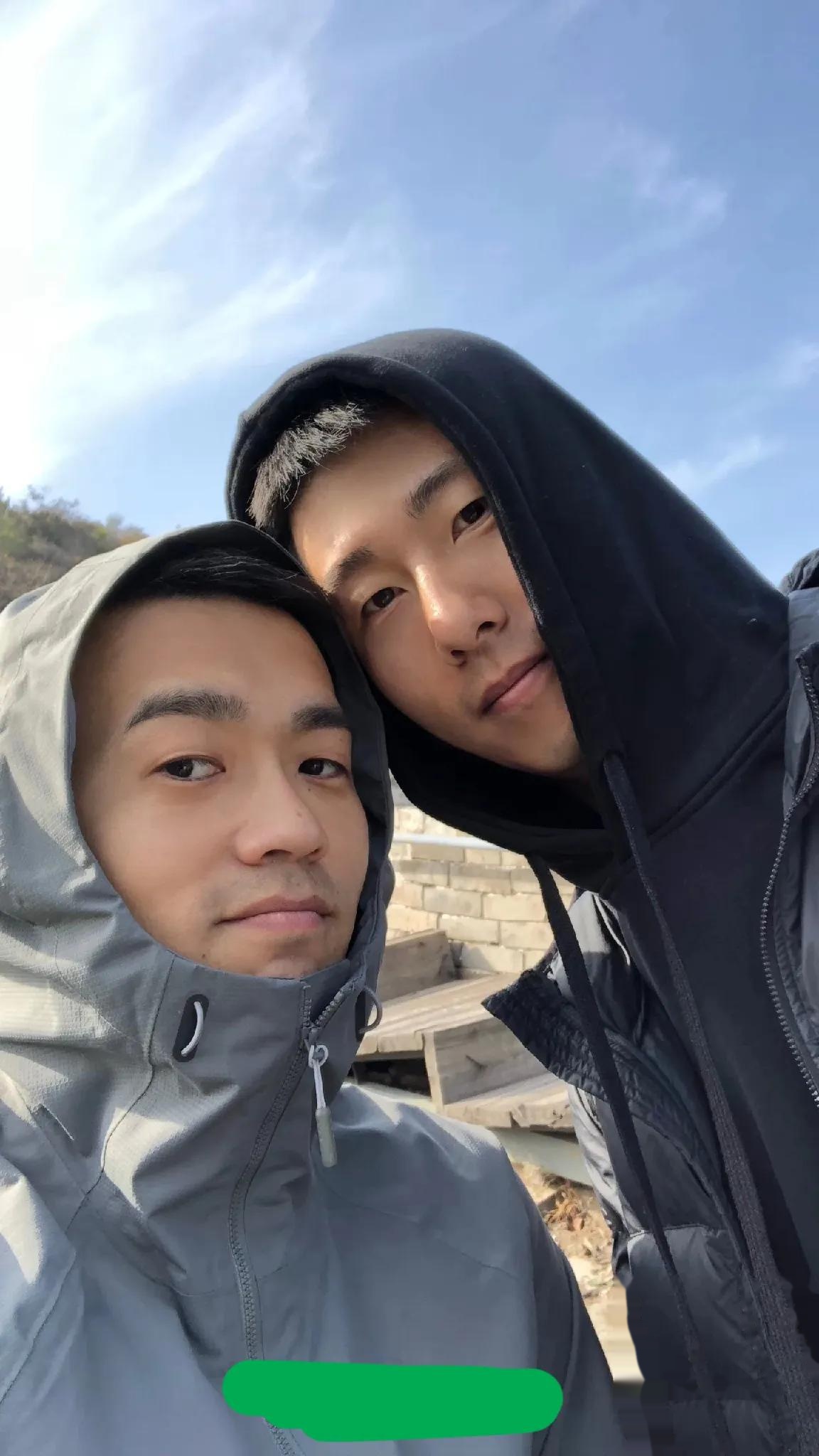 某音比较火的一对夫夫情侣,两人帅气十足,身高都是180,如图所示其中年