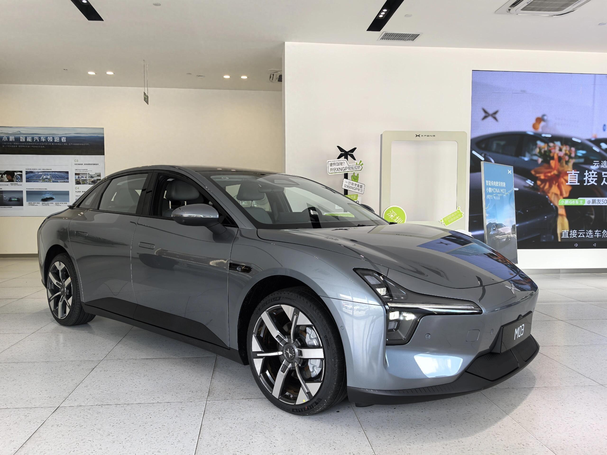 小鹏mona m03将于8月27日正式上市,这两天实车开始陆续到店了,今天
